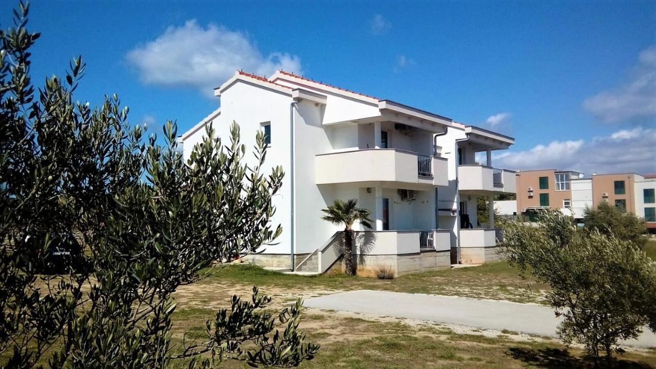 Apartment Anzotika Nin Esterno foto