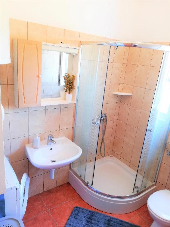 Apartment Anzotika Nin Esterno foto