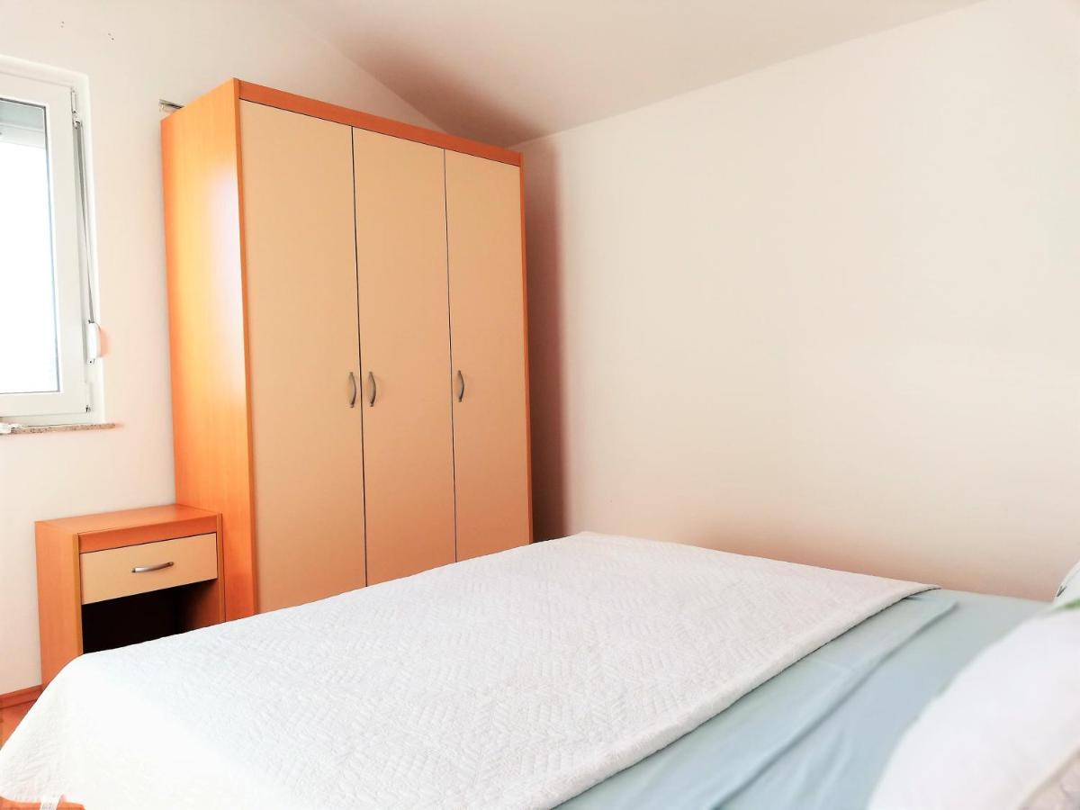 Apartment Anzotika Nin Esterno foto