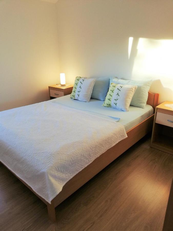 Apartment Anzotika Nin Esterno foto